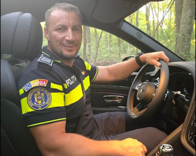 Primul polițist bucuros că nu dă amenzi degeaba. Dacă ar fi după el, ar pune și-o amendă la amendă, dacă cineva contestă procesul-verbal