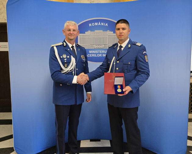 Un jandarm din Braşov a primit „emblema de onoare” a MAI. A salvat o fată de 14 ani, care se ascundea în pădurile din Noua
