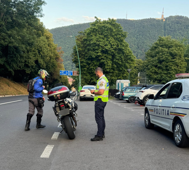 La „filtru” prin Brașov : în 3 ore, 32 de amenzi și 8 permise reținute