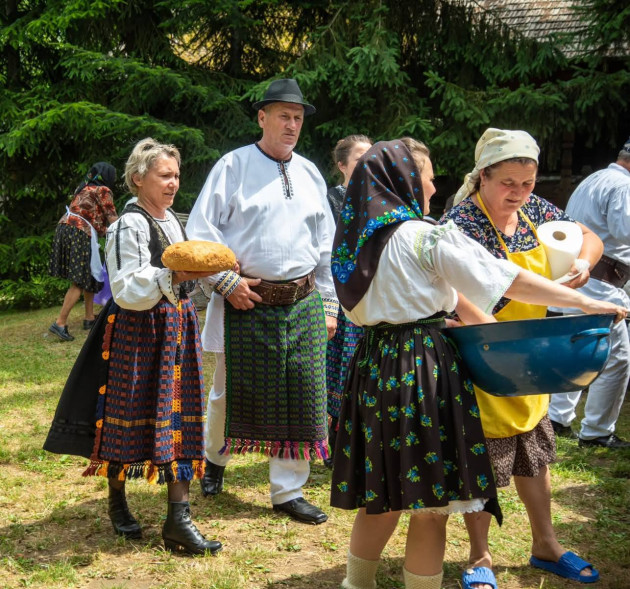 O zi de târg fără precedent la Cetatea Făgăraș. O expoziție vie, cu 200 de brașoveni care își vor purta straiele moștenite, mâncare de la gospodine din Țara Făgărașului, suveniruri doar de la meșteri din 18 sate ale Brașovului