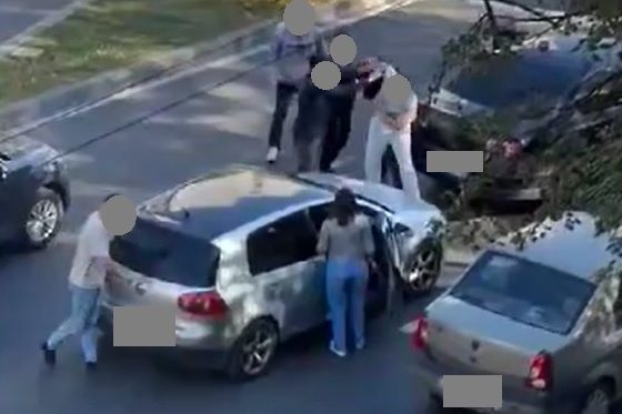 „Şmecher” în trafic: a înjurat şi agresat un alt şofer, l-a şicanat în trafic şi s-a potolit doar în arest