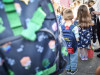 Elevii din familii monoparentale pot lua burse sociale dacă se încadrează la venit 
