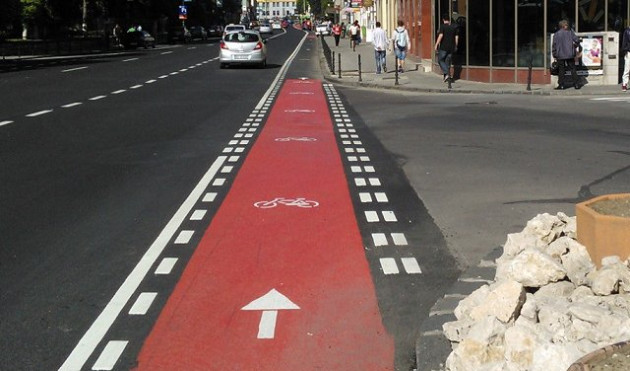 Primăria Braşov aşteaptă avizul de la Poliţie pentru cei 12,68 de kilometri pentru biciclişti. Pictogramele au acordul Comisiei de circulaţie, dar nu e suficient