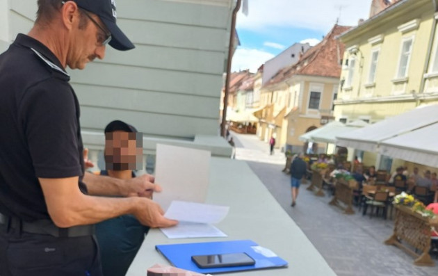 Învăţaţi cerşetori. 3 familii din jurul Braşovului şi-au adus copiii la întins mâna