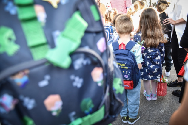 Elevii din familii monoparentale pot lua burse sociale dacă se încadrează la venit 