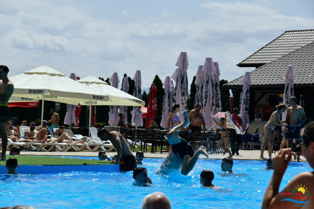 Exhibiţionistul de la piscină a fost reţinut