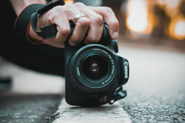 Aparatul foto ideal pentru începători: De ce să alegi un Mirrorless Canon?