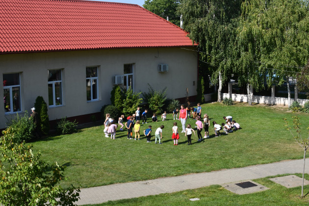 Cine îşi pierde funcţia sau slujba în şcolile din judeţul Braşov
