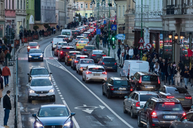 S-a rătăcit de părinţi, de frică a început să fugă printre maşini