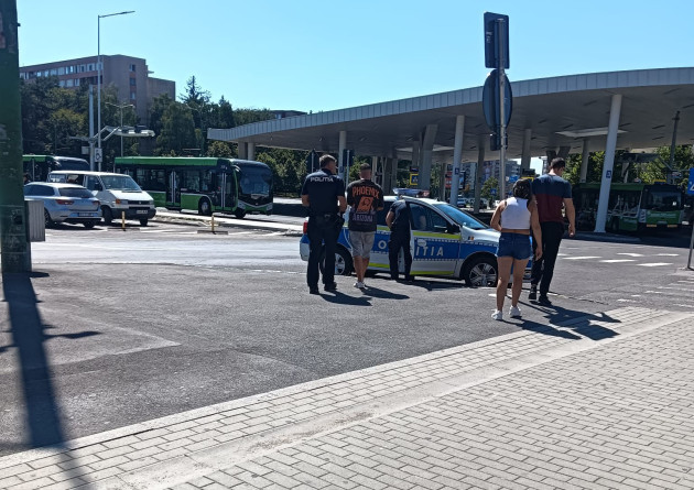 Scandalagiu din București, „apărat” de concubina din Feldioara. L-a mușcat pe polițistul din Gara Brașov 
