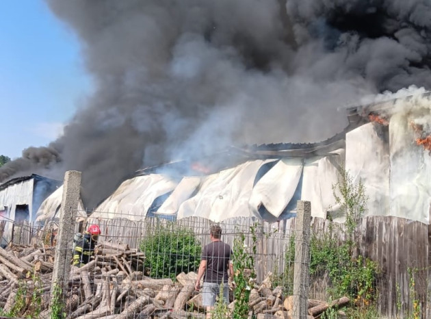 Incendiu la Rupea, oreșul învăluit în fum. A luat foc un service auto, 5 mașini cuprinse de foc