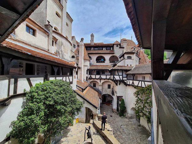 Castelul Bran face bani de pe urma turiştilor grăbiţi: 140 de lei biletul pentru „acces rapid”