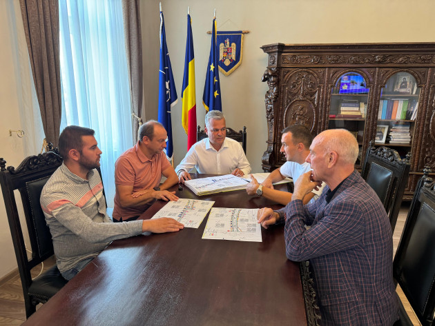 Drumul dintre Viștea de Sus și Viștea de Jos, reabilitat în proporție de 60%.  În satul Viștea de Jos trebuie terminate lucrările la rețelele de utilități