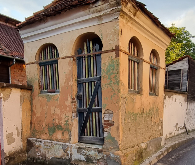 O troiţă din Şcheii Braşovului intră în reparaţii. Crucea de la Ştim, deviz de 117.597 de lei