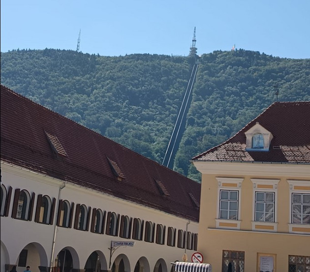 Noile telecabine de pe Tâmpa au fost instalate la baza muntelui