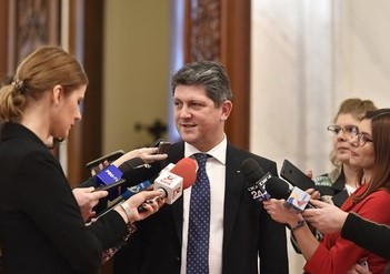 Cu diploma pe masă