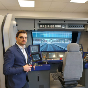 Mecanicii de locomotivă, şcoliţi pe traseul simulat Braşov – Bucureşti. CFR a lansat licitaţia pentru instalarea în Depoul Braşov a celor două simulatoare  ce vor veni din Polonia