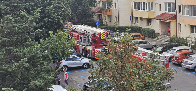 Explozie în bloc, urmată de incendiu  