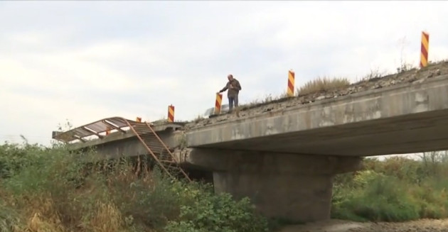Stă să cadă. Balustrada și o parte de trotuar deja s-au prăbușit 