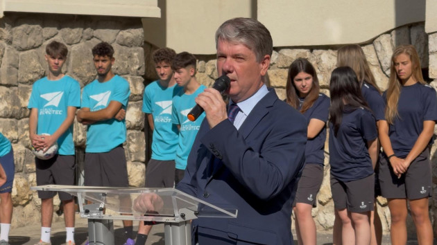 Un an reper: Toate cele 64 de şcoli din Braşov au schimbat sau schimbă mobilierul