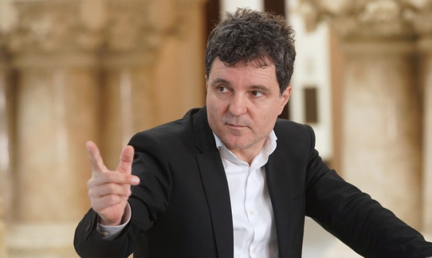 2 din 10 în 3,5 ani