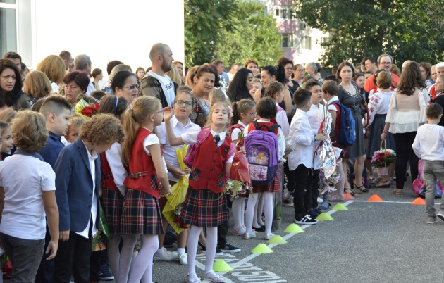 Ministerul Educaţiei a dat ok-ul pentru aglomerarea claselor. Braşovul este supraaglomerat de ani buni 
