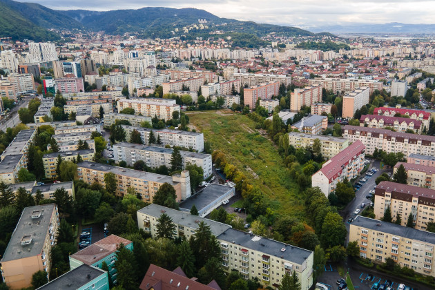 Blocurile de pe Aleea Sânzienelor au fost negociate de Allen Coliban și de fostul arhitect șef al orașului, susține primarul Brașovului, George Scripcaru. Acolo nu se vor construi blocuri cu 10 etaje, asigură edilul
