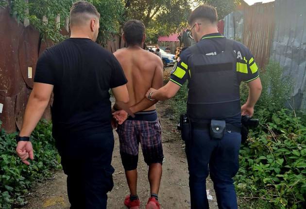 Nu şi-a terminat înjurăturile, că a venit Poliţia
