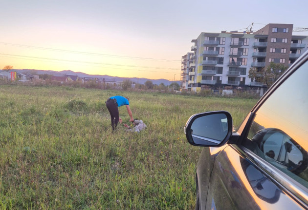 Dezorientați, confuzi, speriați: doi bătrâni rătăciți departe de casă