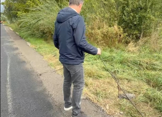 În Stupini, ca la Vaslui: Şi-au tras curent cu un cablu întins pe pământ 