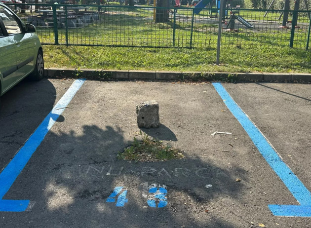 Bolovani şi mesaje „subliminale”: Braşovenii au trecut la „alt nivel” ca să îşi rezerve locul de parcare de reşedinţă odată cu dispariţia blocatoarelor 