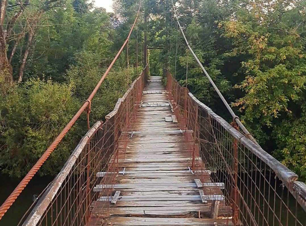 A fost refăcută puntea suspendată de la Cârţa. O privelişte spectaculoasă asupra Oltului