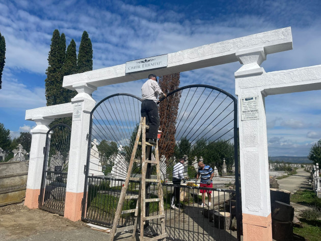 Brazii, scoşi din cimitir şi interzişi de acum: „Vă rog să nu mai plantaţi arbori de talie înaltă în cimitir. Rădăcinile lor adânci pot afecta mormintele din jur”