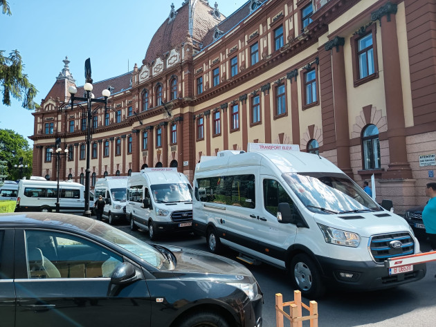 Consiliul Judeţean Braşov va preda, oficial, microbuzele electrice către 27 de primării 