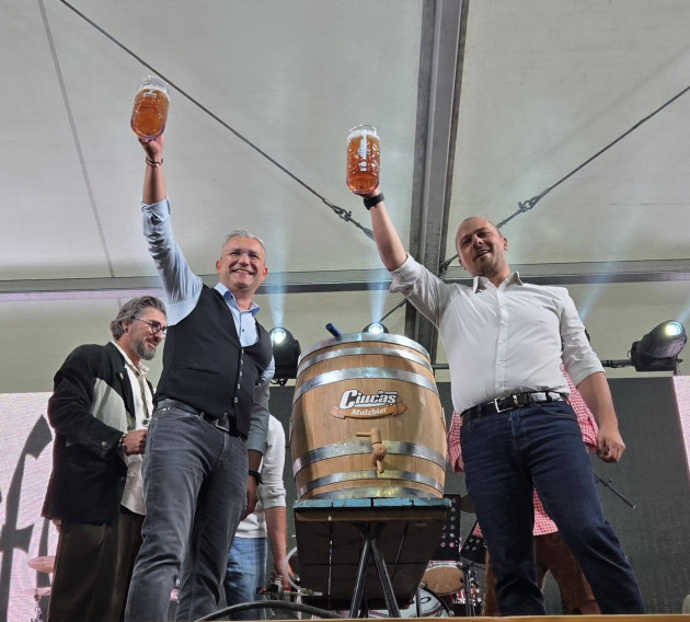 S-a dat cep butoiului cu bere. „Oktoberfest 2025” a fost deschis cu oficiali de rangul 2