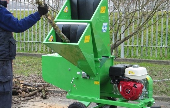 Primăria Ghimbav scapă de problema crengilor: şi-a cumpărat tocător la jumătate de preţ, cu „discount de concurenţă”  
