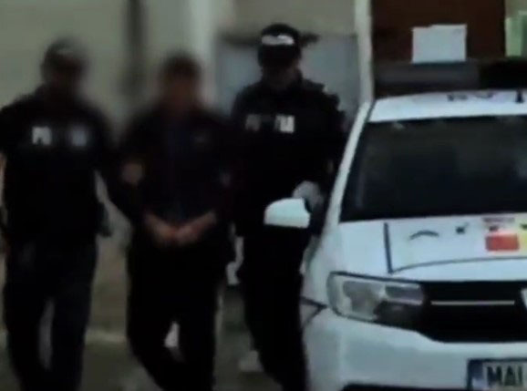 Lovită de un vecin cu copilul de faţă 