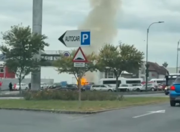 A ars ca o torţă, în parcare