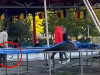 Instinct criminal: Un paznic a „disciplinat” cu secera un copil de 13 ani care a îndrăznit să sară pe o trambulină, într-un parc de distracții din Brașov 