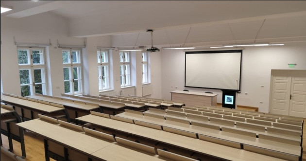 Se termină şi cu înghesuiala de care s-au plâns: 5 amfiteatre proaspăt renovate primesc studenţi ai UnitBv, din această săptămână