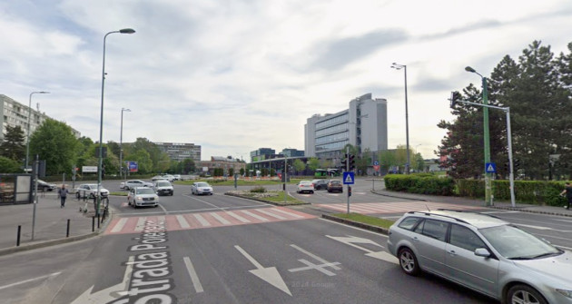 Trecere de pietoni pe sub pământ, la intersecţia Calea Bucureşti – Poienelor. 40 de metri, cu lifturi doar pentru persoanele cu dizabilităţi