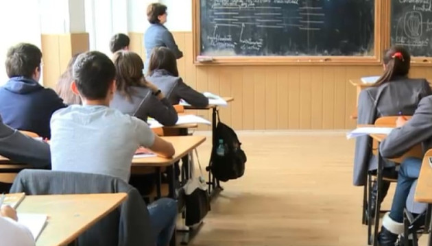 Se caută profesori care să facă subiectele pentru examenele din vară, şi cele pentru copii, şi cele pentru dascăli 