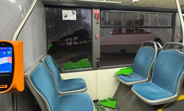 „Nu a fost rănit niciun călător”. Autobuz RATBV, geamuri sparte în mers