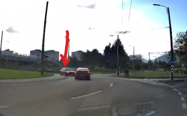 Pe contrasens, în giratoriu