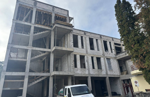 Corpul nou al spitalului din Săcele, pe jumătate terminat 