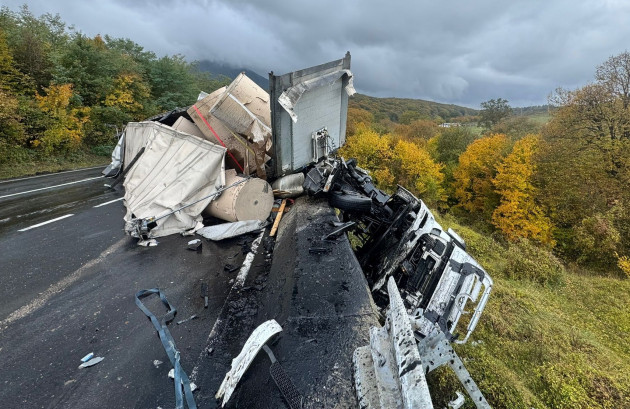 Un TIR le-a dat emoţii autorităţilor