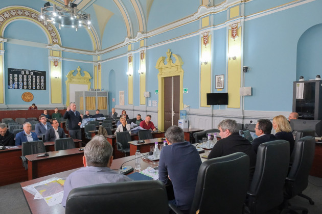 Cea mai scurtă legătură a Brașovului cu Autostrada Brașov - Bacău se va face pe DN 13. Proiectul autostrăzii a fost prezentat la Consiliul Județean Brașov