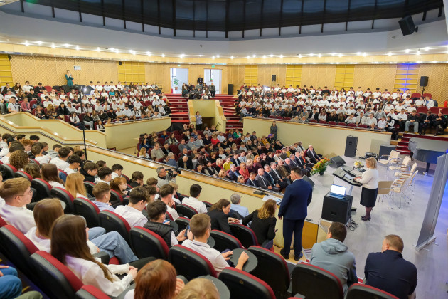 Scripcaru, din nou pe băncile şcolii. Şi-a onorat liceul, în ziua „140 de ani”