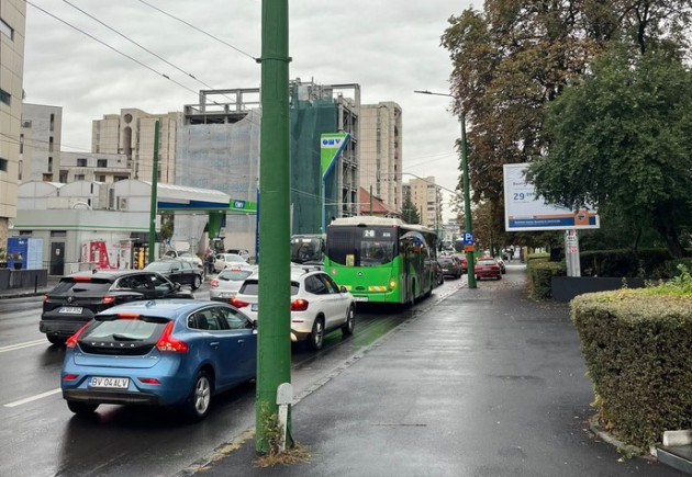 Un taximetrist lacom: A folosit cardul uitat de client, n-a realizat că banii virtuali au „urmă”