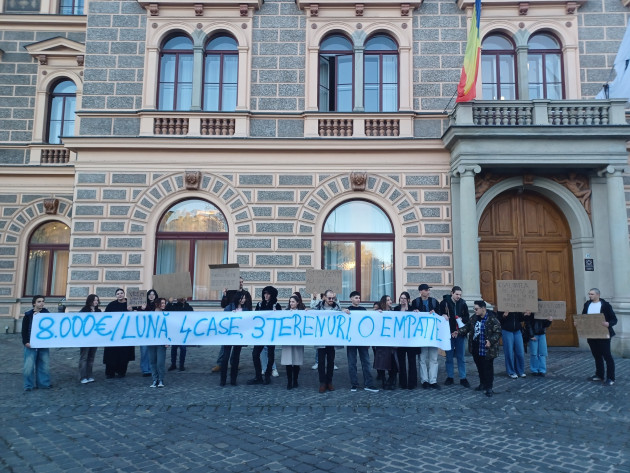 Atac la rector: „8.000 de euro/lună, 0 empatie”. Un grup de studenţi din Braşov flutură banner-e în centrul Braşovului, cu mesaje denigratoarea la adresa conducerii universităţii. Aceeaşi supărare: nu vrem prezenţă fizică la cursuri